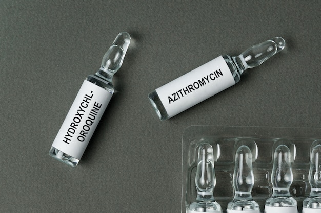 Label flesjes met hydroxychloroquine en azithromycine op grijs