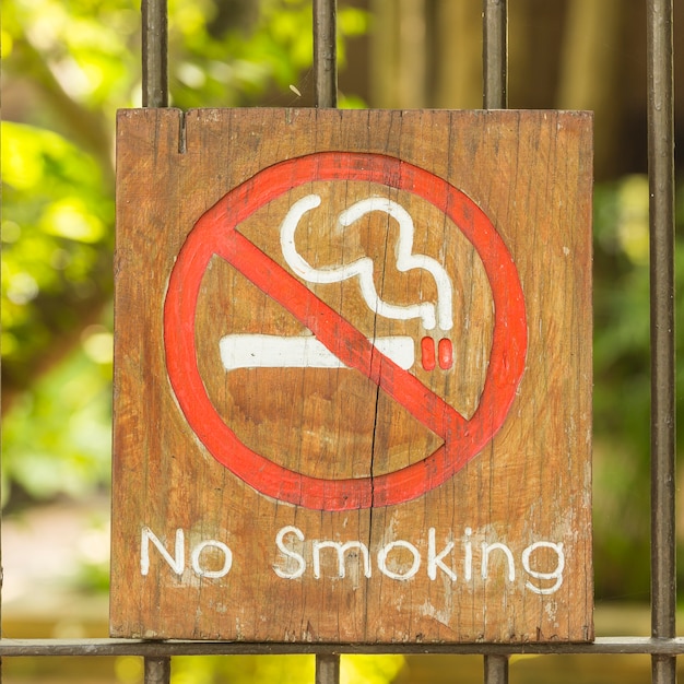 木製の喫煙禁止ラベルを貼る。