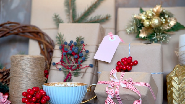 Etichetta per la firma di un regalo di natale decorato con nastro rosso e bianco