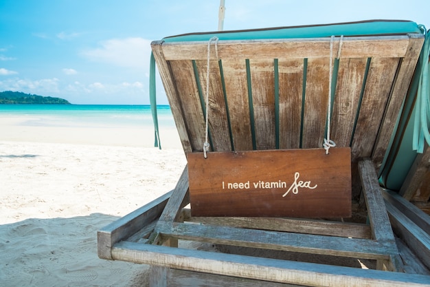 Фото Этикетка с текстом мне нужен витамин море - на пляже