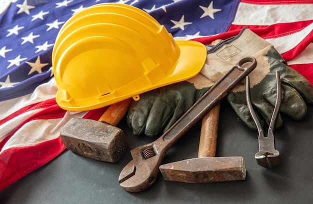 Labor Day Amerikaanse vlag en bouwgereedschap boven weergave VS vakantieviering