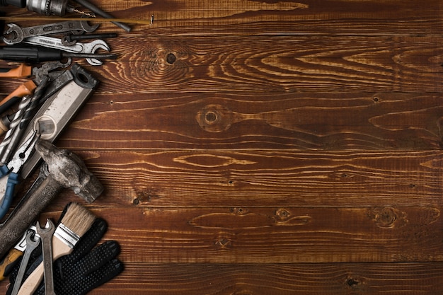 Fondo di festa del lavoro - molti strumenti utili, sulla vista superiore del fondo di legno con copyspace.