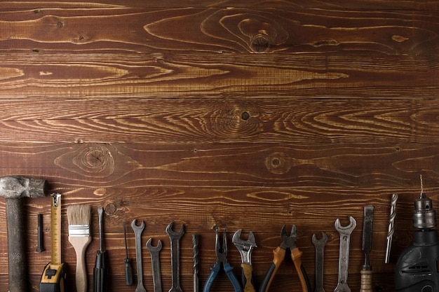 Foto fondo di festa del lavoro - molti strumenti utili, sulla vista superiore del fondo di legno con copyspace.