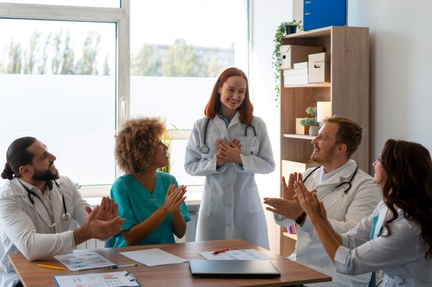 Foto i membri dei sindacati lavorano insieme