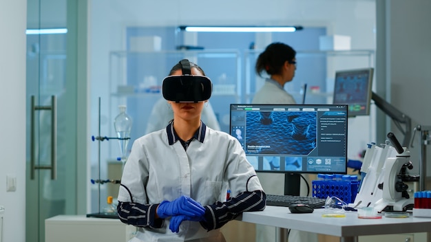 Laboratoriumarts die virtual reality ervaart met behulp van een vr-bril in medisch onderzoekslaboratorium. Therapeut met behulp van medische innovatie apparatuur apparaat bril, toekomst, geneeskunde, arts, visie, simulator.