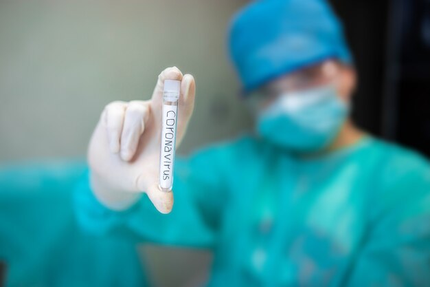 laboratoriumassistent houdt reageerbuisjes met coronavirusvaccin in zijn hand bloedonderzoek