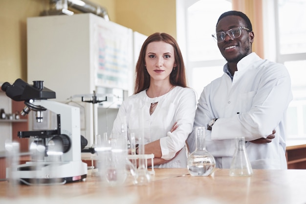 Laboratoriumlaboratoria voeren experimenten uit in het chemisch laboratorium