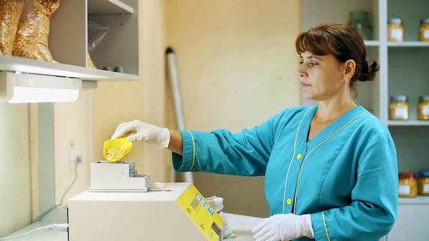 Foto laboratoriumonderzoek van maïszaadmonsters van verschillende soorten en variëteiten van geselecteerde maïs