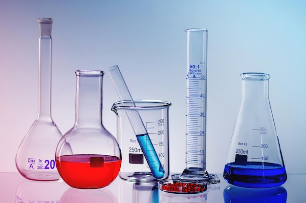 Laboratoriumonderzoekconcept Wetenschappelijk laboratoriumglaswerk met kleurrijke vloeistof