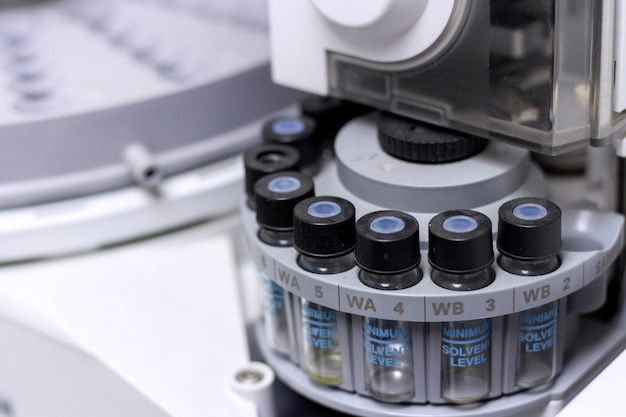 Foto concetto di laboratorio immagine ravvicinata della fiala del campione per la cromatografia gc in un laboratorio chimico