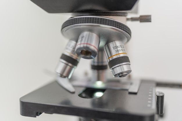 Laboratory microscope lenses to analyze objects