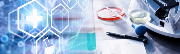 실험실 연구. 약물 테스트. 실험실에서 화학 실험입니다. 의료진의 탁자에 있는 다양한 시험관과 비커를 현미경으로 관찰하세요.