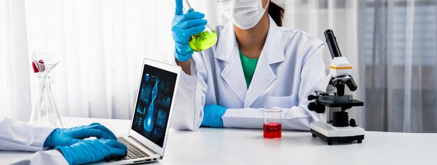 Foto un team di ricerca di laboratorio promuove l'assistenza sanitaria con competenze scientifiche, attrezzature di laboratorio e software innovativi di biotecnologia medica, ricerca nuovi farmaci e sviluppo di curepanorama rigid