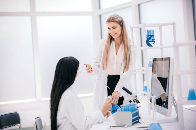 コロナウイルスの検査に取り組む実験室スタッフ。科学と健康