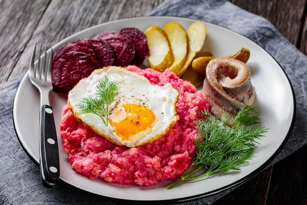 Labskaus aardappelpuree met het bietengebakken ei