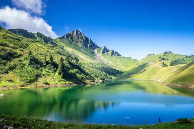 Lac de Lessy en berglandschap in Grand-Bornand, Haute-savoie, Frankrijk