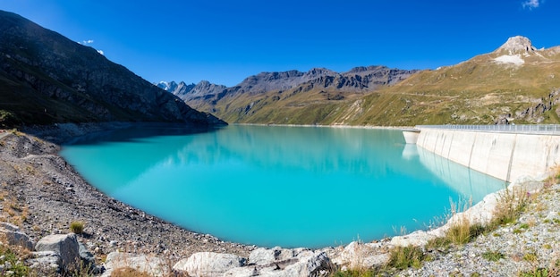 グリメンツのモワリー氷河から水を得ているスイスのモワリー湖