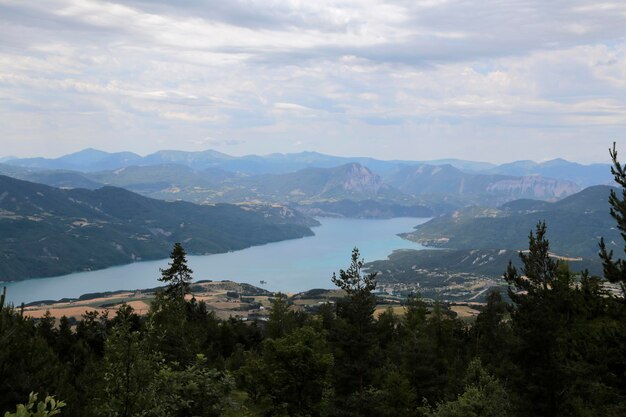 写真 フランス・アルプスにあるセレ・ポンコン湖 (lac serre poncon)