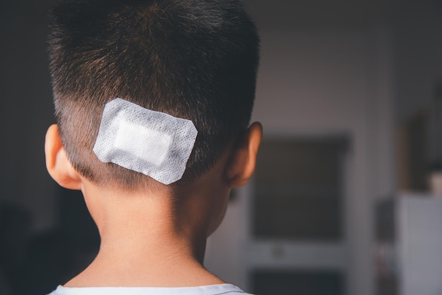 The lacerated suture wound of kid back head which suture with trauma the head by medical bandage