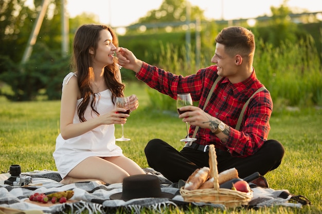 Lachen met plezier Kaukasisch jong stel genieten van weekend samen in het park