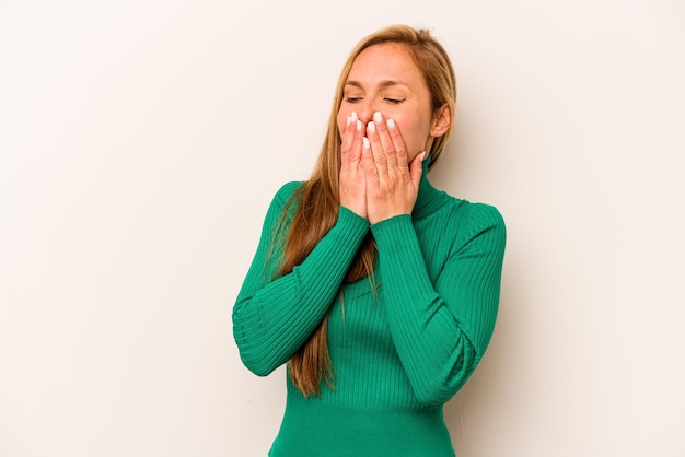 Lachen om iets dat de mond bedekt met handen