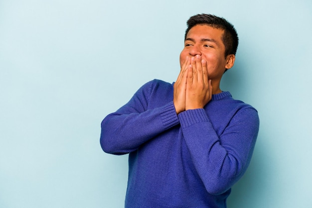 Lachen om iets dat de mond bedekt met handen