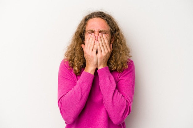 Lachen om iets dat de mond bedekt met handen