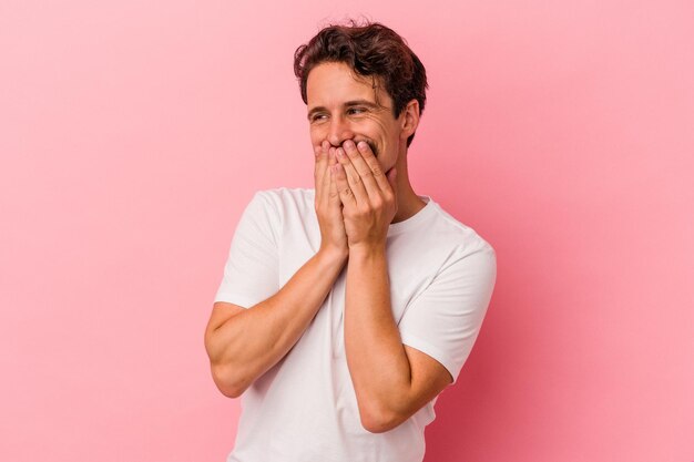 Lachen om iets dat de mond bedekt met handen