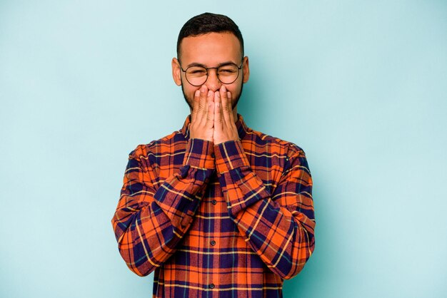 Lachen om iets dat de mond bedekt met handen