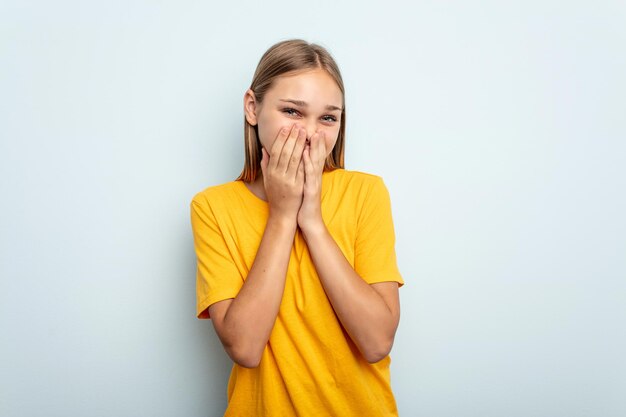 Lachen om iets dat de mond bedekt met handen