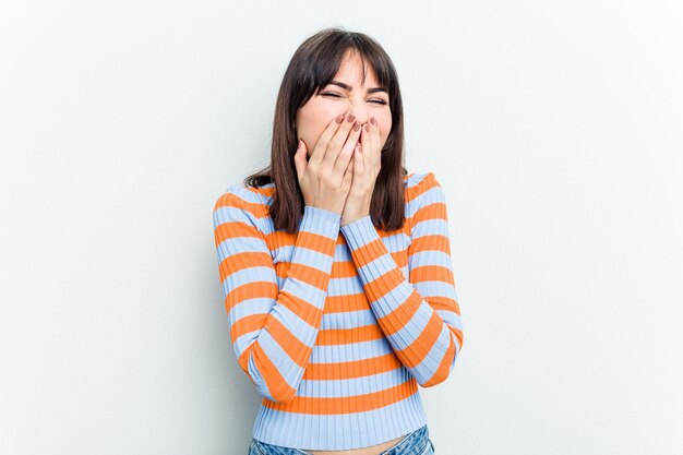 Lachen om iets dat de mond bedekt met handen