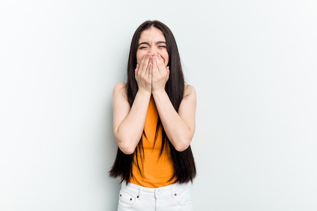 Lachen om iets dat de mond bedekt met handen