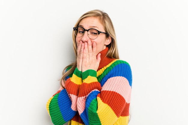 Lachen om iets dat de mond bedekt met handen