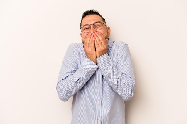 Lachen om iets dat de mond bedekt met handen