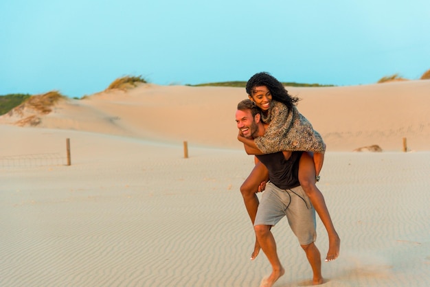 Lachen om meeliften met plezier op het strand