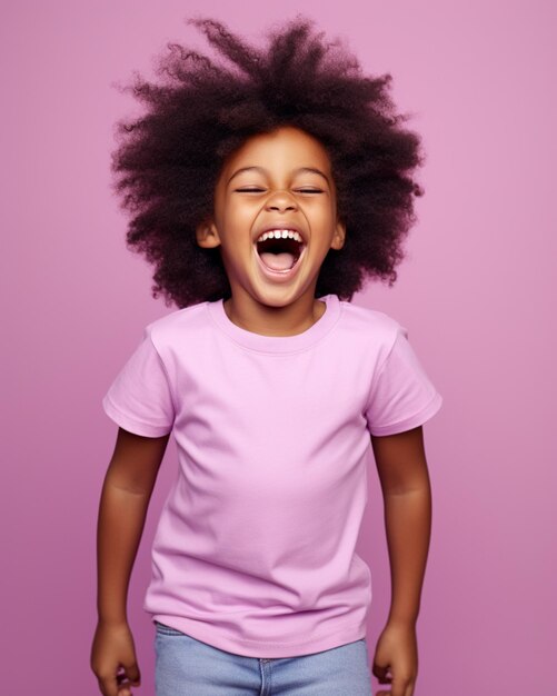 Lachend Afrikaans kind dat violet shirt draagt