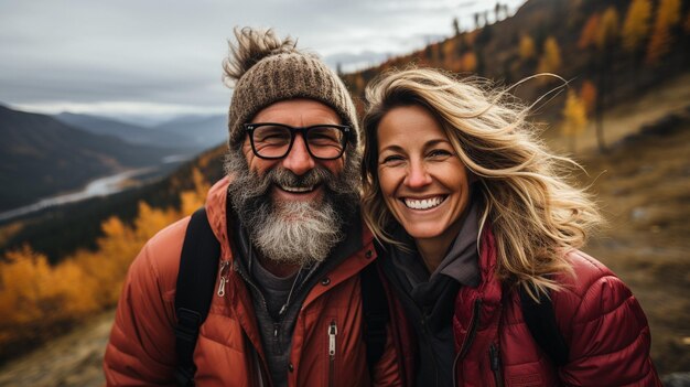 Lachend en meeliftend genieten een man en vrouw samen van hun pensioen in de vrije natuur