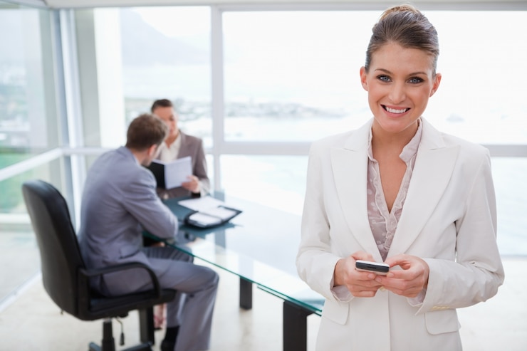 Foto lachend marketing manager met mobiele telefoon