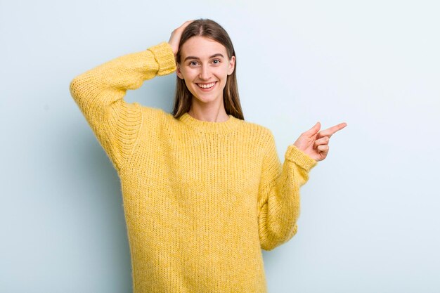 Lachend op zoek gelukkig positief en verrast het realiseren van een geweldig idee dat wijst naar de laterale kopieerruimte