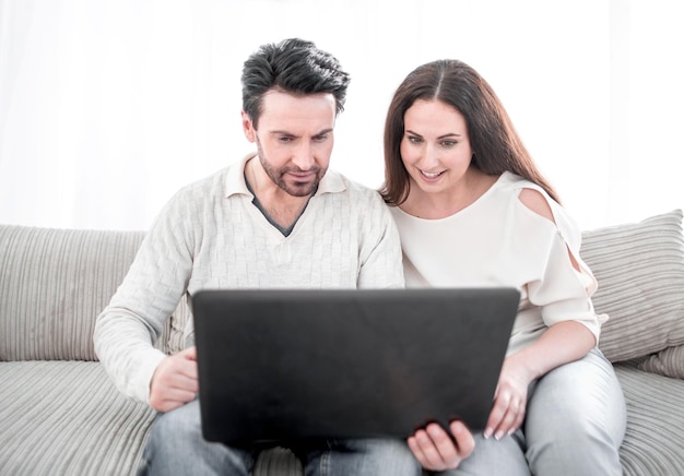 Lachend paar kijken naar de laptop screenphoto met kopieerruimte