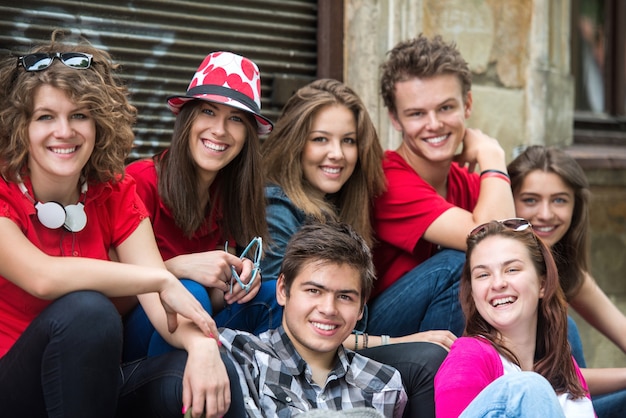 Lachende adolescenten poseren