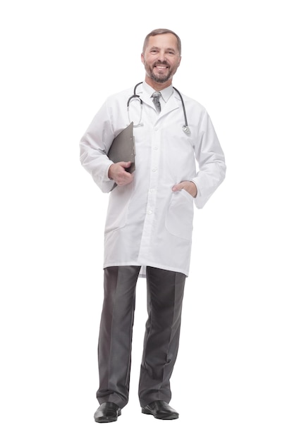 Lachende arts met klembord geïsoleerd op een witte achtergrond