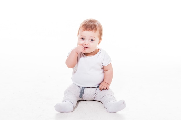 Lachende baby zittend op een vloer