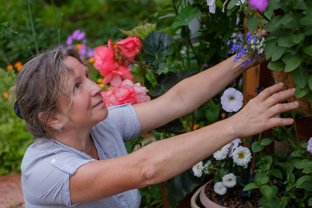 Lachende caucaisan volwassengelukkige vrouw tuinieren