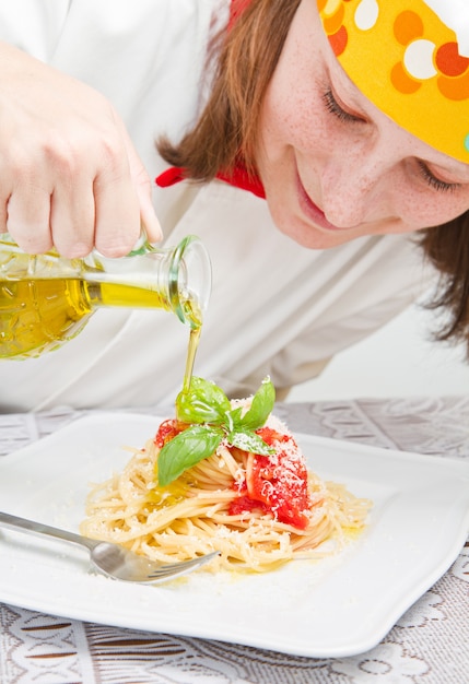 lachende chef-kok garnituur een Italiaanse pastagerecht