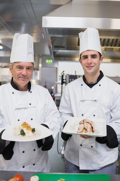 Lachende chef-kok presenteert hun gerechten