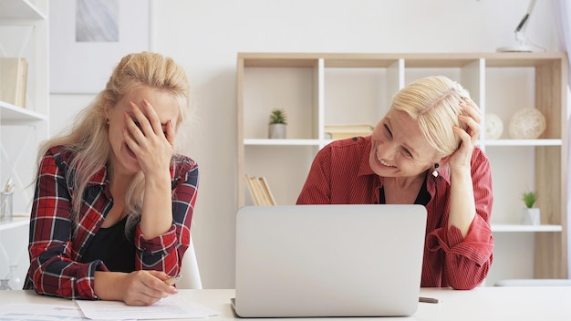 Foto lachende collega's videovergadering vrouwen notebook