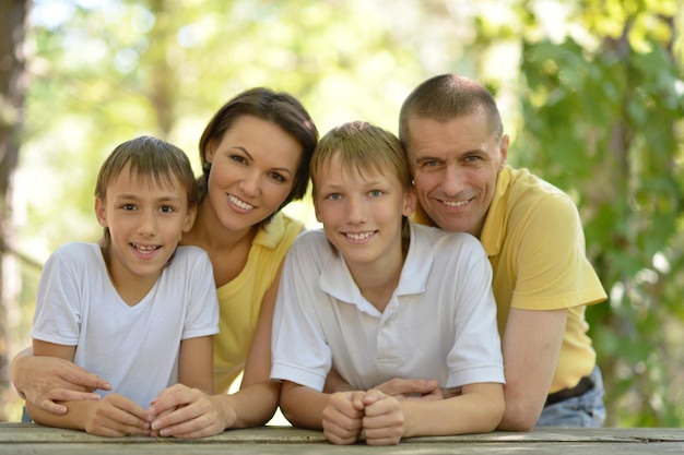 Lachende familie buitenshuis