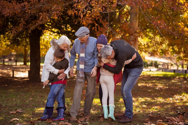 Lachende familie omarmen