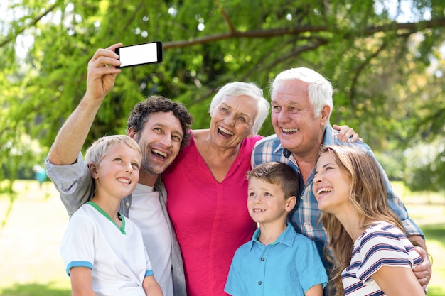 Lachende familie selfie te nemen